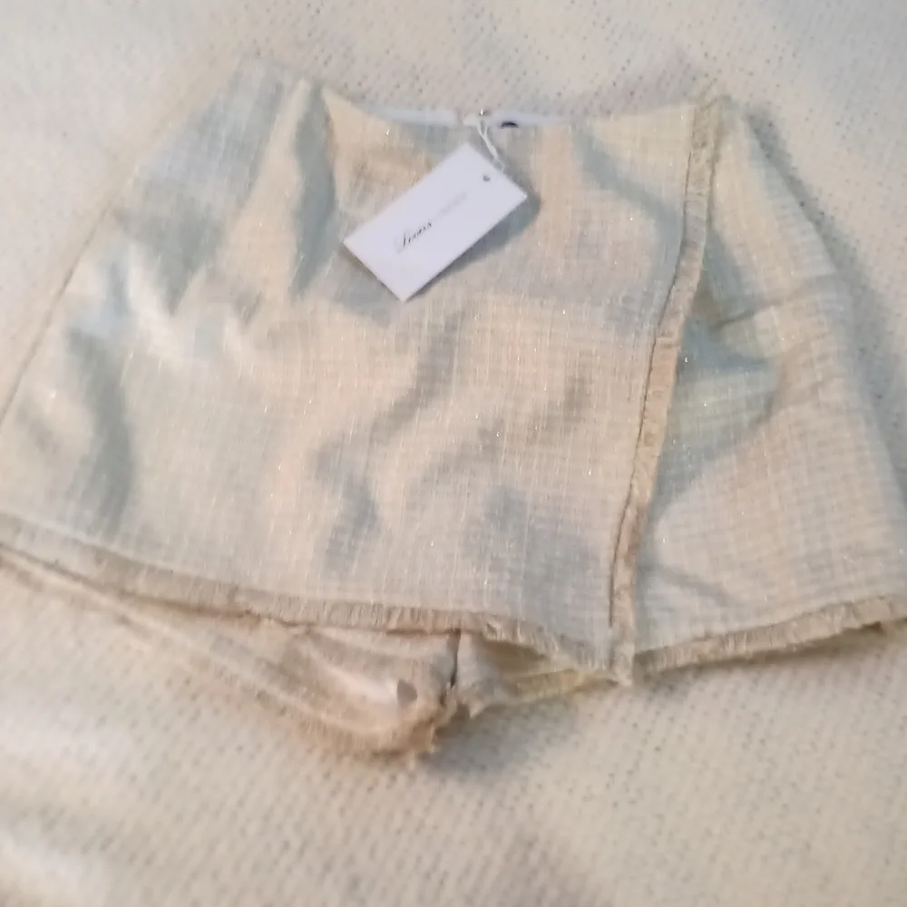 Lovers & Friends Skort textured with gold thread Pockets